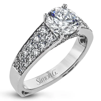 Three - Stone Diamond Rings with Princess - Cut DiamondsEngagement Ring in 18k Gold with Diamonds