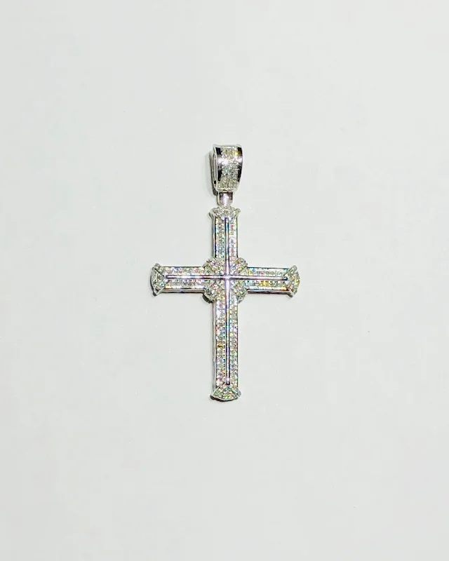 Pendant with a tassel for a bohemian and trendy style​ Diamond White Gold Cross Pendant (14K)